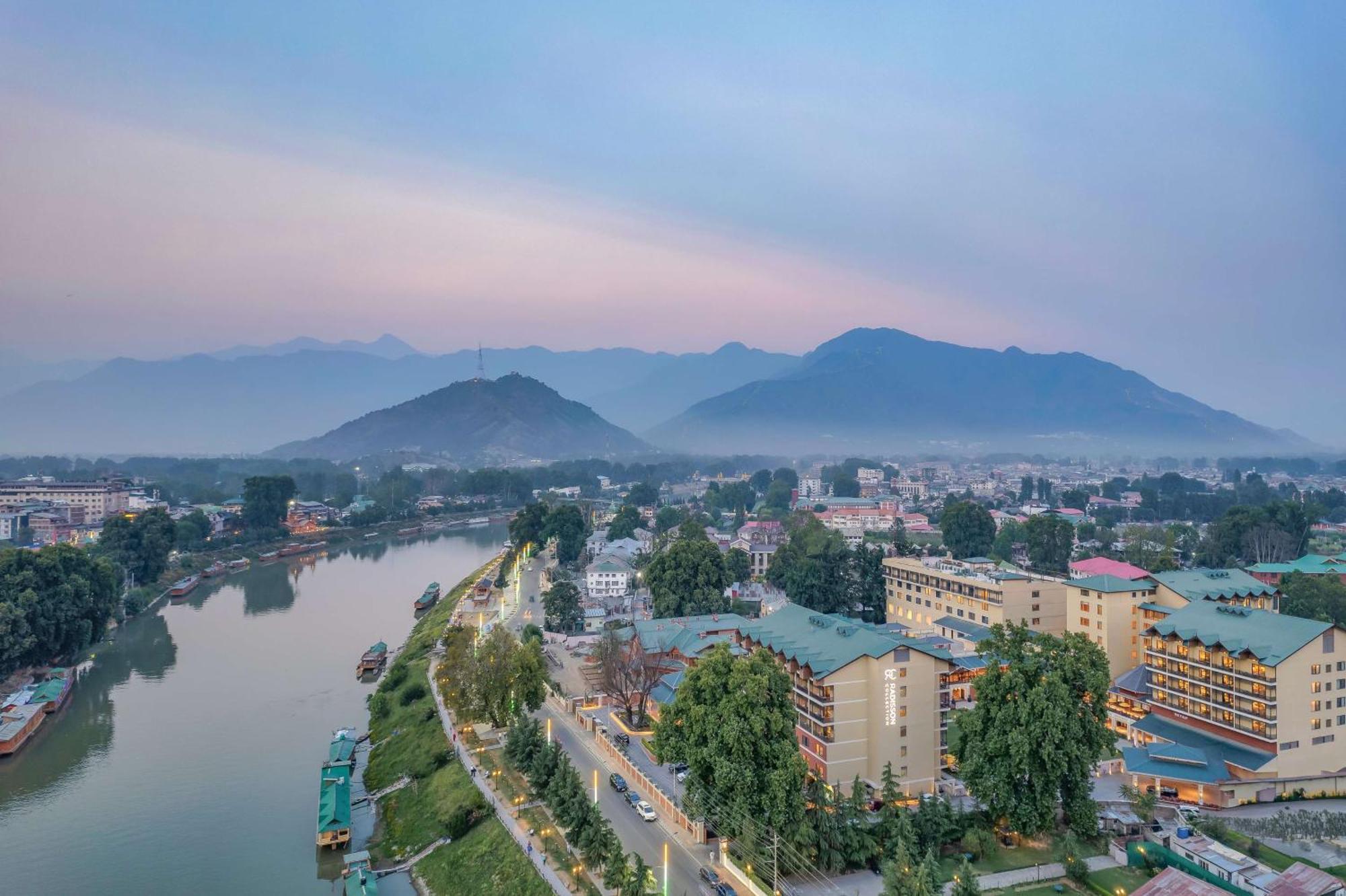 Radisson Collection Hotel & Spa, Riverfront Srinagar Bagian luar foto