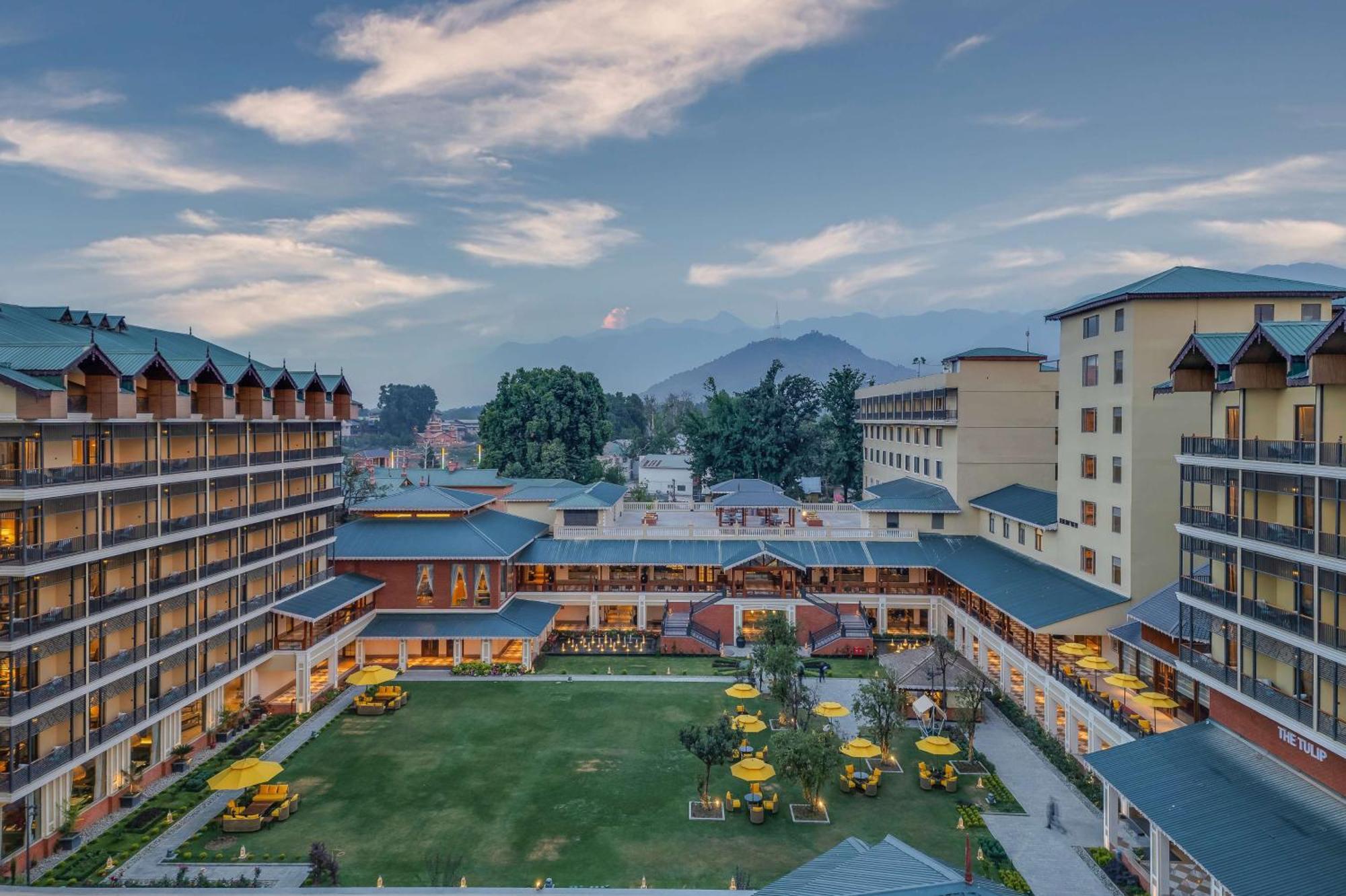 Radisson Collection Hotel & Spa, Riverfront Srinagar Bagian luar foto