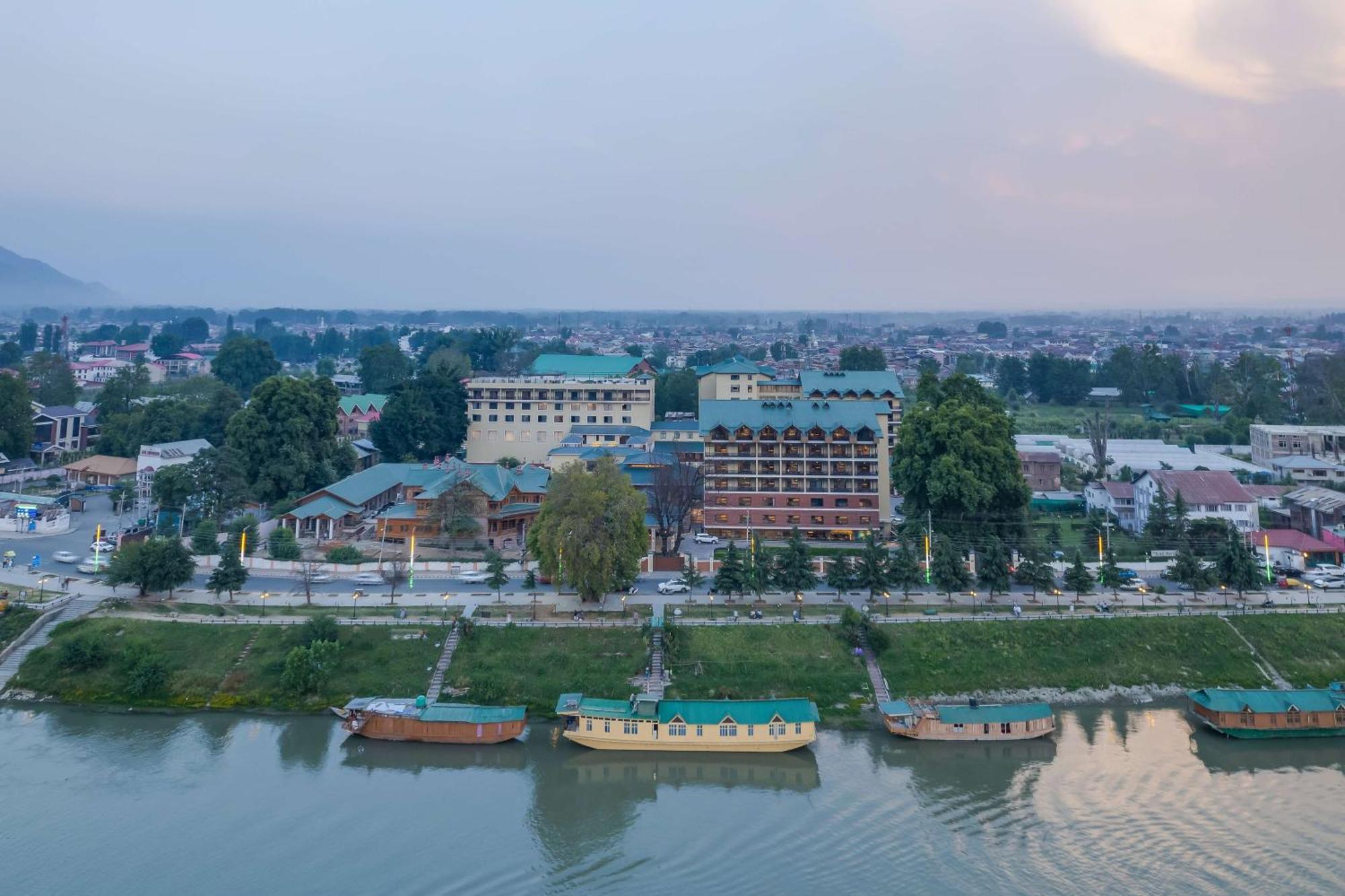 Radisson Collection Hotel & Spa, Riverfront Srinagar Bagian luar foto