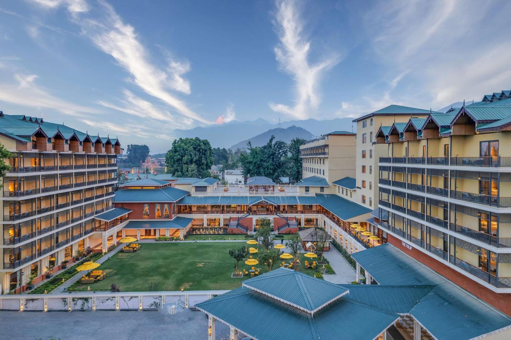 Radisson Collection Hotel & Spa, Riverfront Srinagar Bagian luar foto