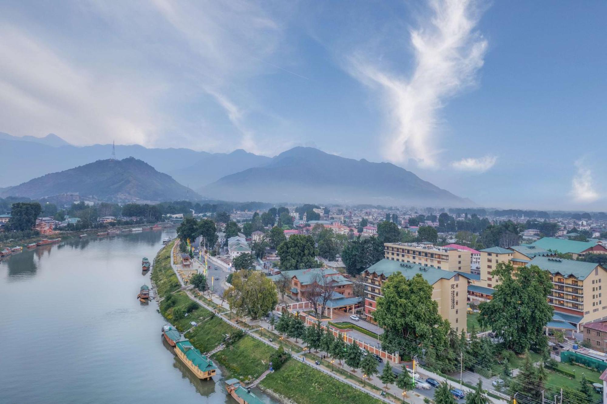 Radisson Collection Hotel & Spa, Riverfront Srinagar Bagian luar foto