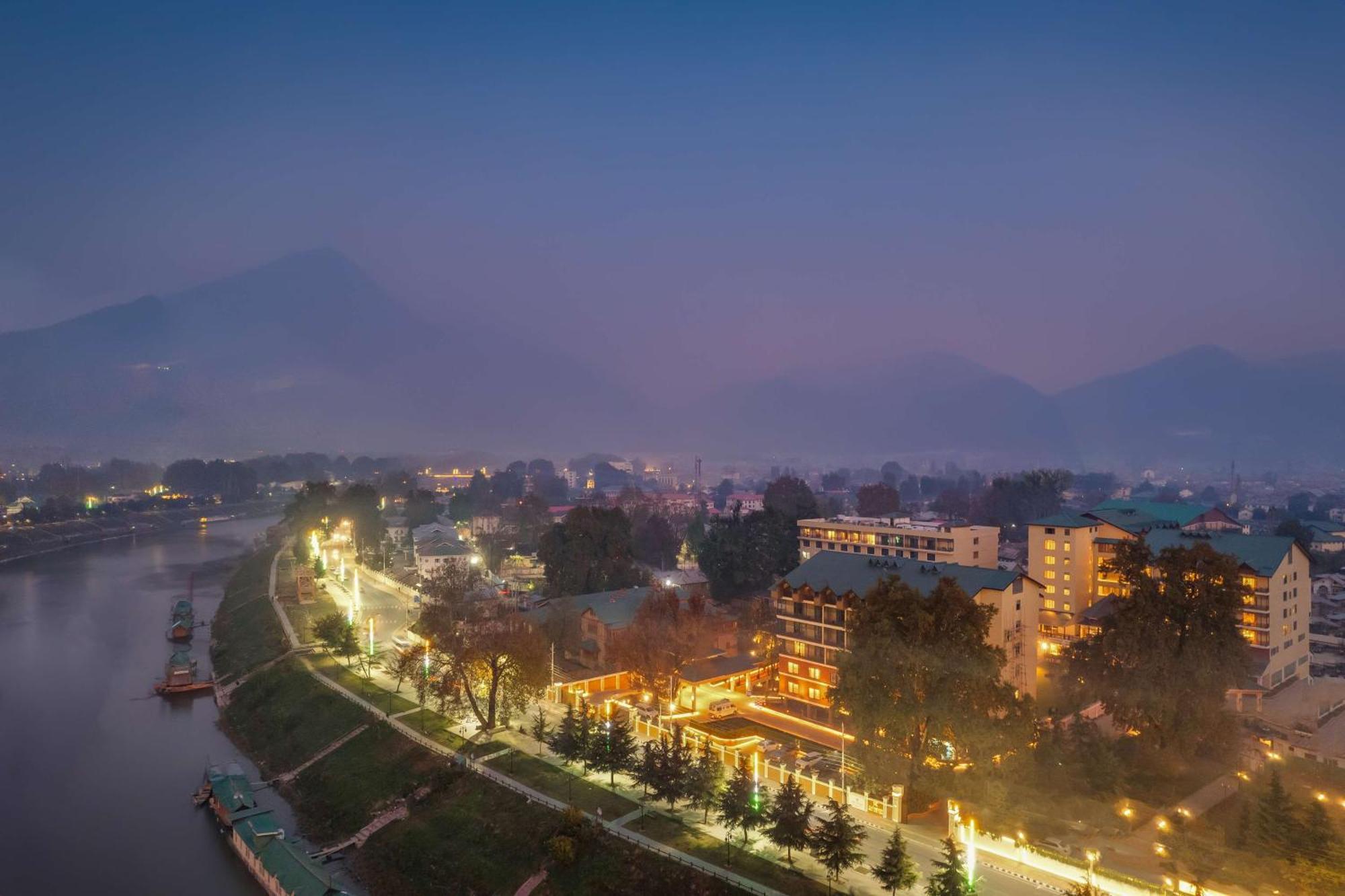 Radisson Collection Hotel & Spa, Riverfront Srinagar Bagian luar foto