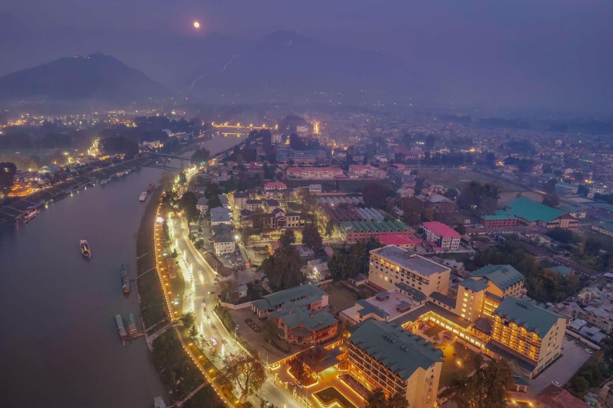 Radisson Collection Hotel & Spa, Riverfront Srinagar Bagian luar foto