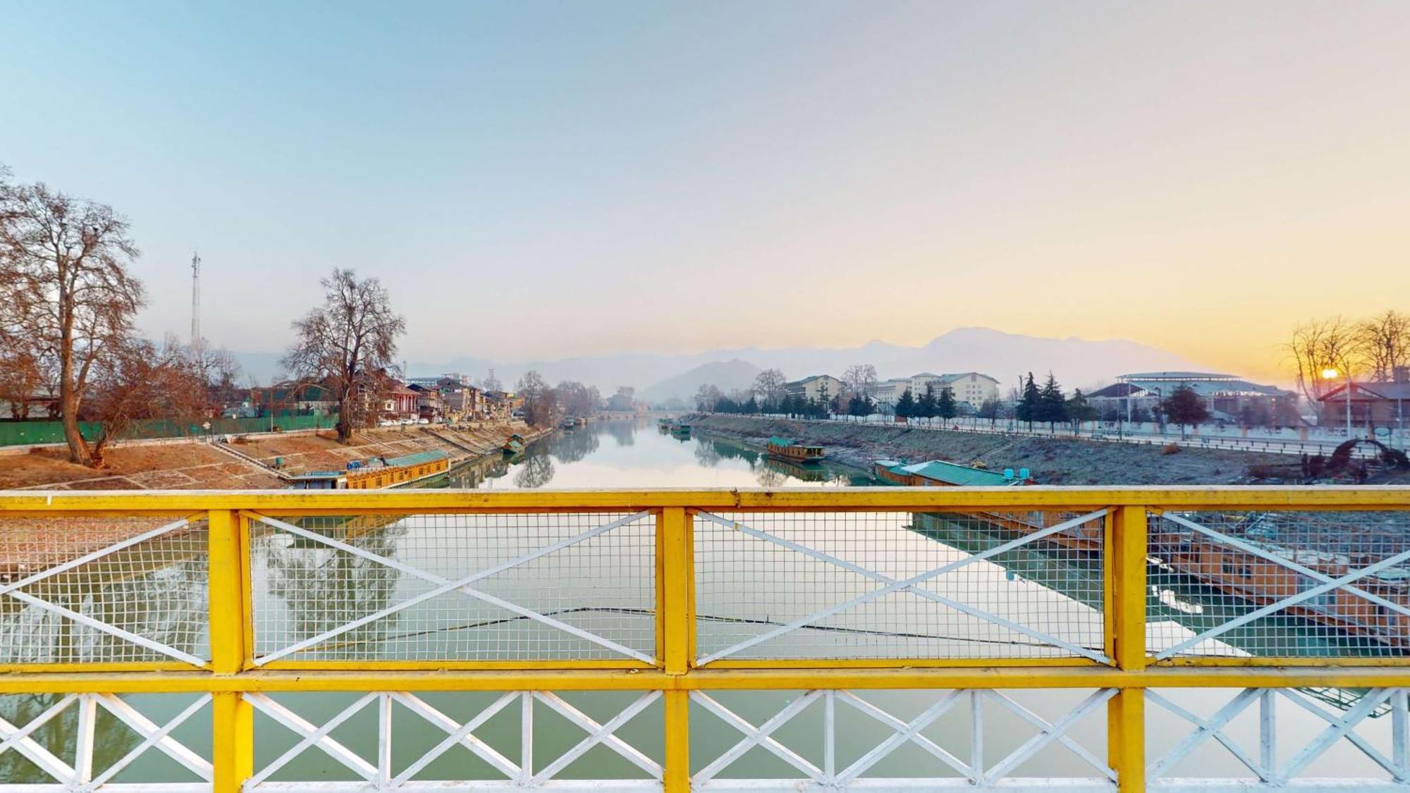 Radisson Collection Hotel & Spa, Riverfront Srinagar Bagian luar foto